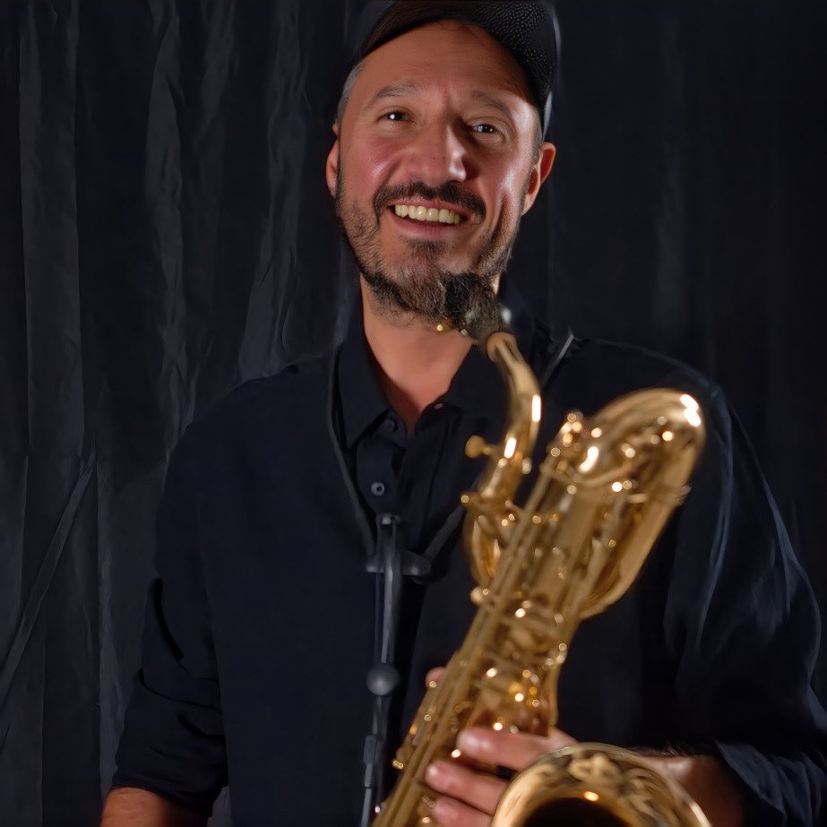 Ash Belgeri, saxophone baryton en main